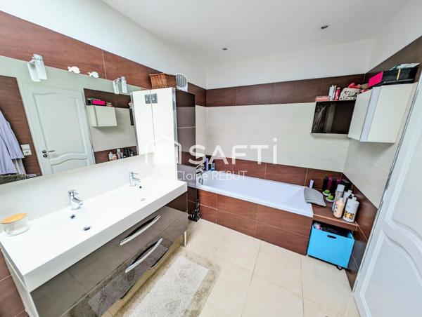 Belle Maison toit mansart de 2005,  5 Chambres