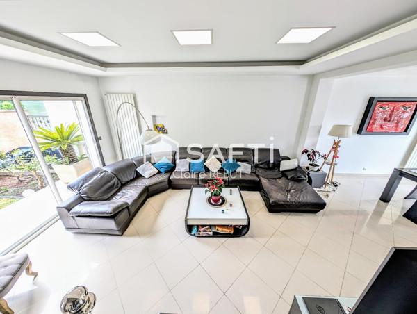 Belle Maison toit mansart de 2005,  5 Chambres