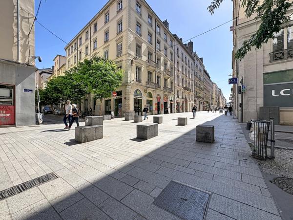 Lyon (69002) Appartement 216 m2 possibilité divisible en un T4 un T3 et un T2. Possibilité achat grand garage