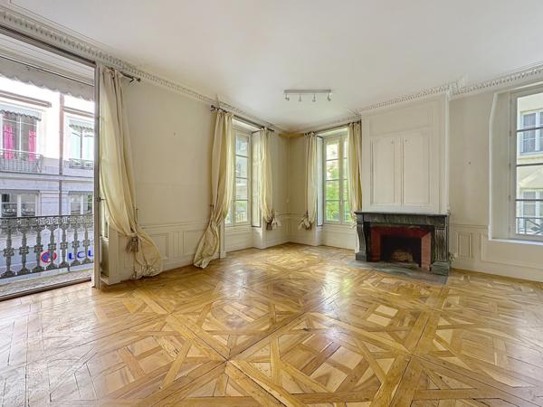 Lyon (69002) Appartement 216 m2 possibilité divisible en un T4 un T3 et un T2. Possibilité achat grand garage