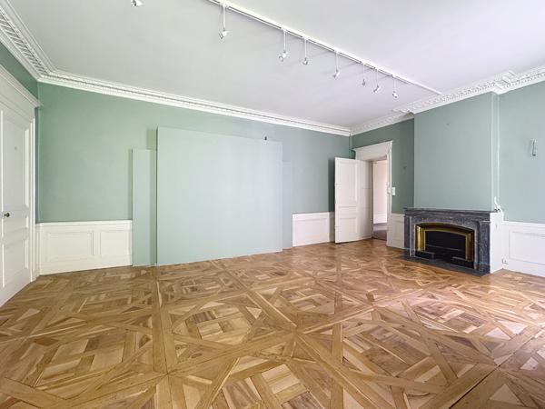 Lyon (69002) Appartement 216 m2 possibilité divisible en un T4 un T3 et un T2. Possibilité achat grand garage