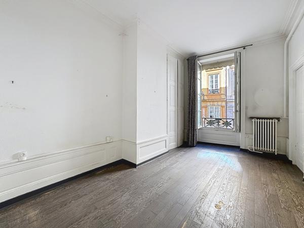 Lyon (69002) Appartement 216 m2 possibilité divisible en un T4 un T3 et un T2. Possibilité achat grand garage