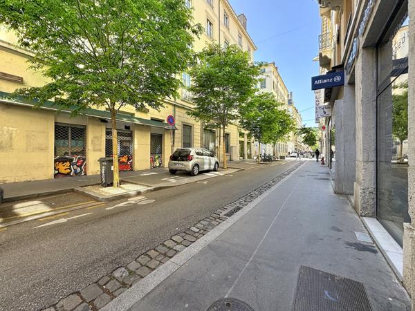 Lyon (69002) Appartement 216 m2 possibilité divisible en un T4 un T3 et un T2. Possibilité achat grand garage