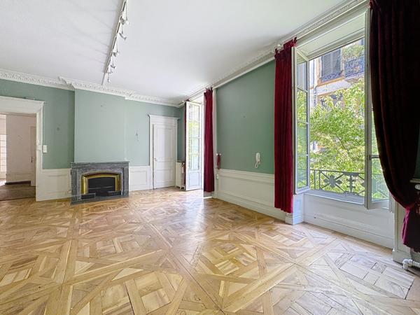 Lyon (69002) Appartement 216 m2 possibilité divisible en un T4 un T3 et un T2. Possibilité achat grand garage