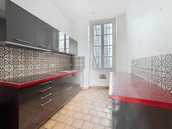 Lyon (69002) Appartement 216 m2 possibilité divisible en un T4 un T3 et un T2. Possibilité achat grand garage