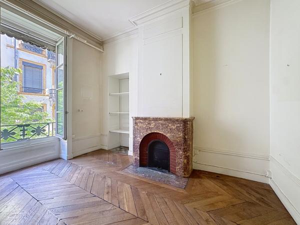 Lyon (69002) Appartement 216 m2 possibilité divisible en un T4 un T3 et un T2. Possibilité achat grand garage