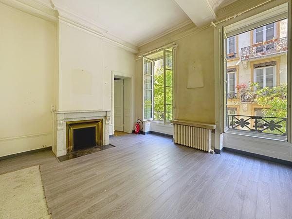 Lyon (69002) Appartement 216 m2 possibilité divisible en un T4 un T3 et un T2. Possibilité achat grand garage