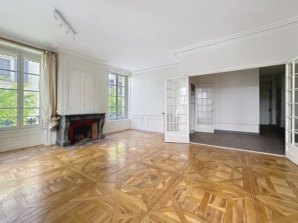 Lyon (69002) Appartement 216 m2 possibilité divisible en un T4 un T3 et un T2. Possibilité achat grand garage