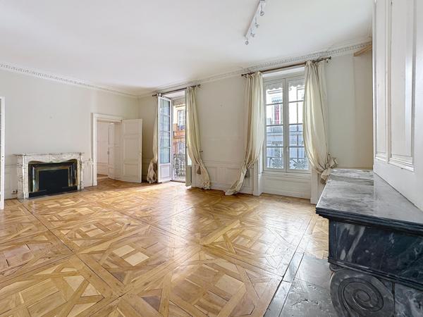 Lyon (69002) Appartement 216 m2 possibilité divisible en un T4 un T3 et un T2. Possibilité achat grand garage