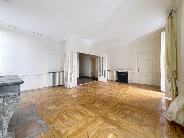 Lyon (69002) Appartement 216 m2 possibilité divisible en un T4 un T3 et un T2. Possibilité achat grand garage