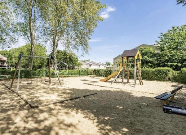 ****Coup de cœur assuré***** En exclusivité, au sein de la très recherchée résidence des Hameaux de la Roche, venez vite découvrir cette magnifique maison de 6 pièces mitoyenne entièrement rénovée à neuf avec des matériaux haut de gamme. Offrant 184 m² de surface totale et 102 m2 en Loi Carrez, sur un terrain de 158 m²,  elle séduit par ses volumes et la qualité irréprochable de ses prestations.

Au rez-de-chaussée, la maison comprend un sas d’entrée sécurisé, un garage, une buanderie neuve, une belle entrée, un toilette refait récemment, une belle cuisine équipée neuve, un séjour double lumineux avec accès direct à une véranda chauffée de 19 m2 et une belle terrasse carrelé et fermé en 2024, un véritable havre de paix
Au premier étage, un palier dessert quatre belle chambres entièrement refaite sol et peinture, dont une avec un placard dressing et l’autre avec un bureau encastré,  ainsi qu'une magnifique salle de douche à l'italienne neuve avec toilette.
Les combles sont aménagés et possèdent déjà des velux, offrant un espace de nuit complémentaire voir une cinquième chambre, un bureau.. et des rangement supplémentaire tout le long.
Chauffage au gaz, chaudière à condensation FRISQUET.  Porte blindée en aluminium.

Les atouts : Maison clé en main, aucun travaux à prévoir entièrement rénovée récemment avec gouts. 
Beaux volumes, nombreux rangements. 
Proche des écoles, des commerces, de la Nationale 7 et de l'Autoroute A6, la gare RER D est à seulement 8 minutes.
La résidence sécurisée offre des prestations de qualité : une grande piscine, des aires de jeux pour les enfants, terrain de pétanque et des courts de tennis pour les sportifs.  Ecole maternelle et primaire dans la résidence, ainsi qu'un cabinet de médecin et kinésithérapeute également.

****Ne manquez pas cette opportunitée ! **** et poser vos valises.
****Contactez-moi dès maintenant pour organiser une visite. 📞****