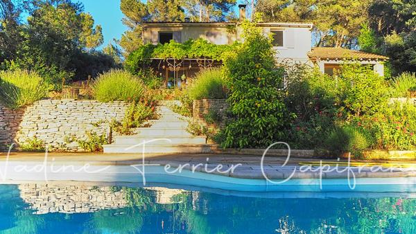 Maison rénovée avec grand terrain, vue dégagée sur le Luberon et piscine.