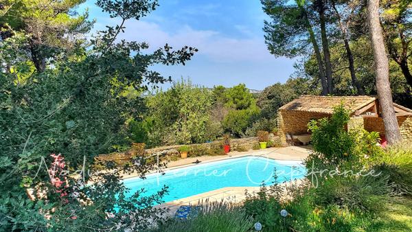 Maison rénovée avec grand terrain, vue dégagée sur le Luberon et piscine.