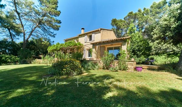 Maison rénovée avec grand terrain, vue dégagée sur le Luberon et piscine.
