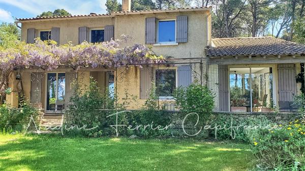 Maison rénovée avec grand terrain, vue dégagée sur le Luberon et piscine.
