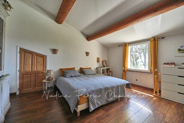 Maison rénovée avec grand terrain, vue dégagée sur le Luberon et piscine.