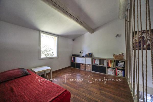 Maison rénovée avec grand terrain, vue dégagée sur le Luberon et piscine.