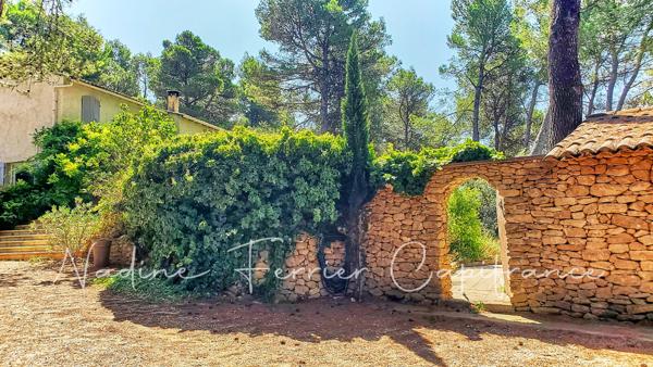 Maison rénovée avec grand terrain, vue dégagée sur le Luberon et piscine.