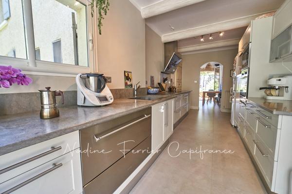 Maison rénovée avec grand terrain, vue dégagée sur le Luberon et piscine.