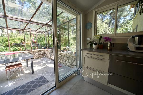 Maison rénovée avec grand terrain, vue dégagée sur le Luberon et piscine.