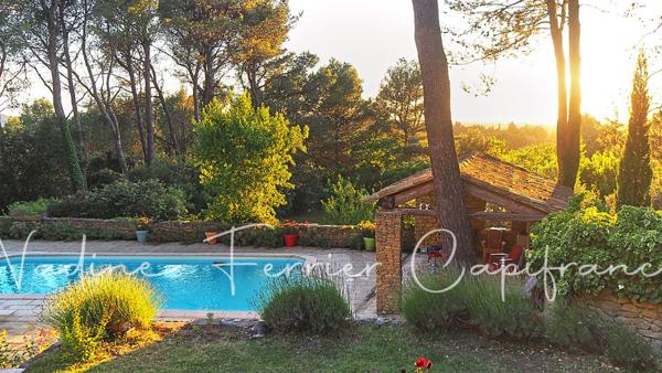 Maison rénovée avec grand terrain, vue dégagée sur le Luberon et piscine.