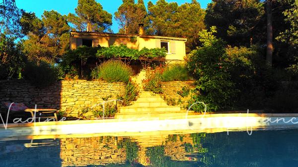 Maison rénovée avec grand terrain, vue dégagée sur le Luberon et piscine.