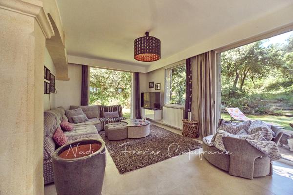 Maison rénovée avec grand terrain, vue dégagée sur le Luberon et piscine.