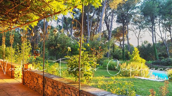 Maison rénovée avec grand terrain, vue dégagée sur le Luberon et piscine.