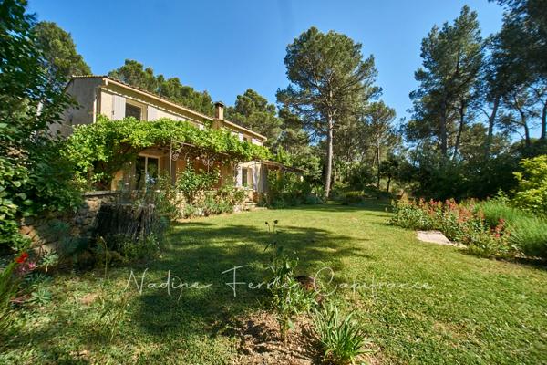 Maison rénovée avec grand terrain, vue dégagée sur le Luberon et piscine.