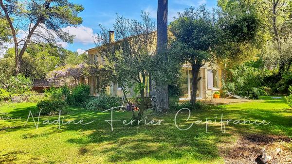 Maison rénovée avec grand terrain, vue dégagée sur le Luberon et piscine.