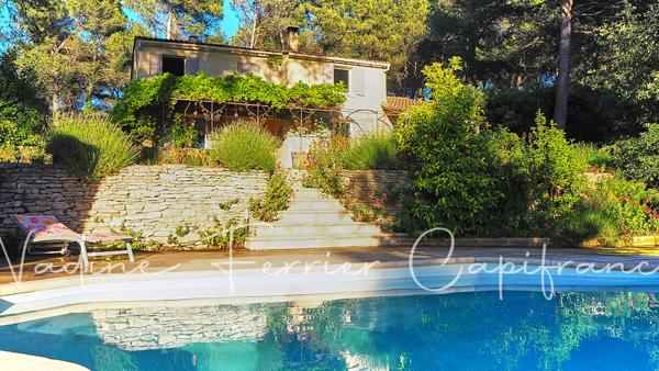 Maison rénovée avec grand terrain, vue dégagée sur le Luberon et piscine.