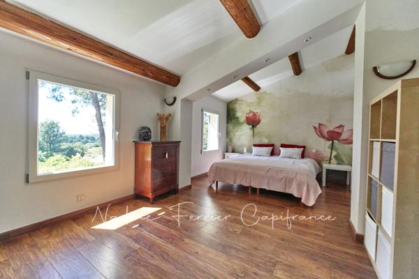 Maison rénovée avec grand terrain, vue dégagée sur le Luberon et piscine.