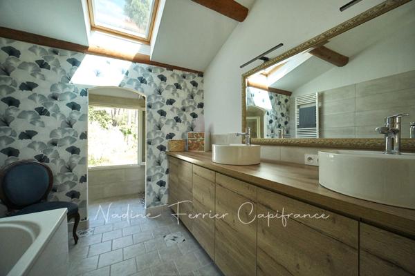 Maison rénovée avec grand terrain, vue dégagée sur le Luberon et piscine.