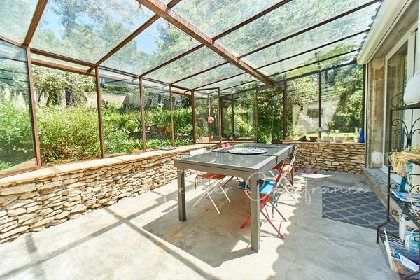 Maison rénovée avec grand terrain, vue dégagée sur le Luberon et piscine.