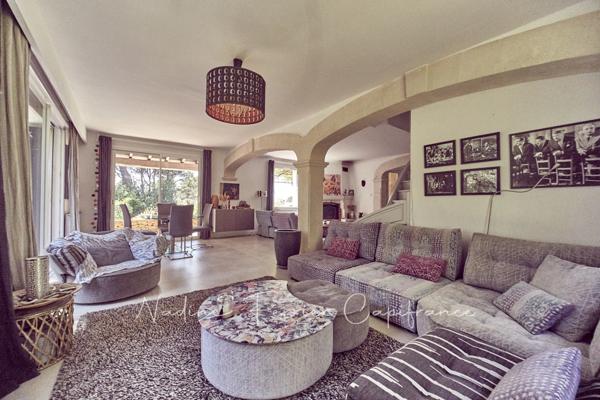 Maison rénovée avec grand terrain, vue dégagée sur le Luberon et piscine.