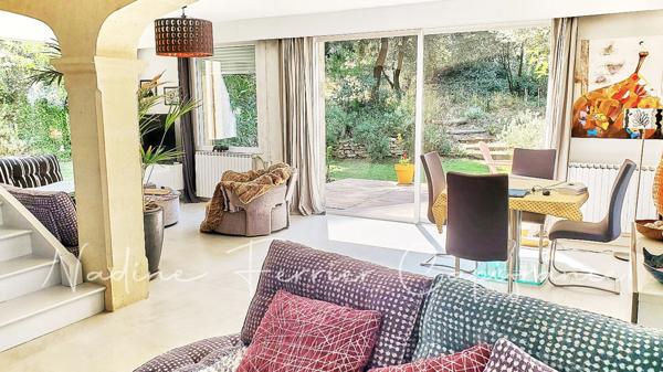 Maison rénovée avec grand terrain, vue dégagée sur le Luberon et piscine.