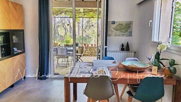 Maison rénovée avec grand terrain, vue dégagée sur le Luberon et piscine.