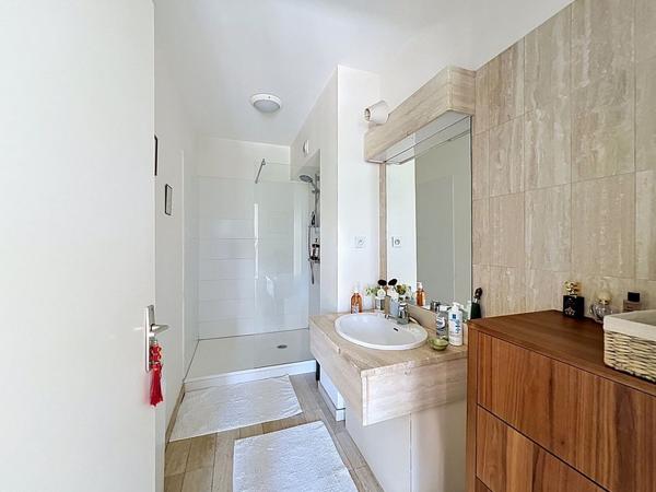 Appartement
         4 pièces
        - 120 m² Bien prestige
