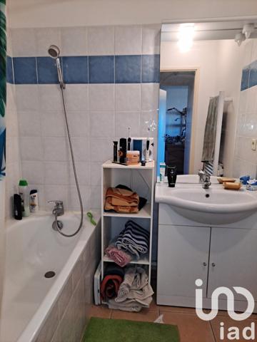 Appartement 2 pièces de 49 m² à Saint-Gilles (30800)