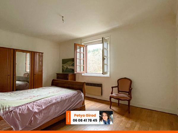 Propriété au bord d'un étang avec dépendance à Matour.