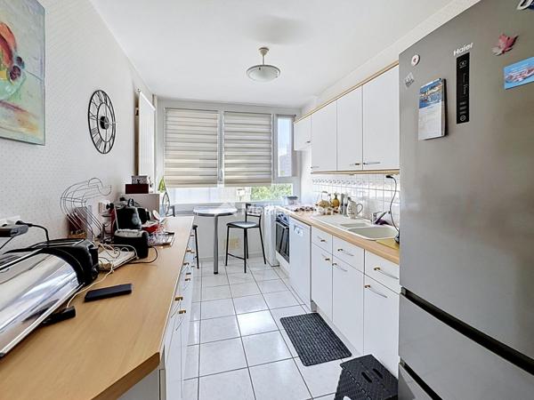 Appartement T4 de 93 m² à Angers, 3 chambres avec cave et parking