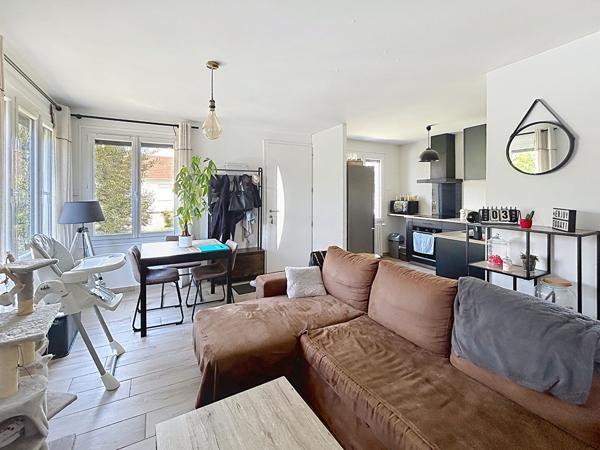 Maison rénovée en 2023 à vendre à Malemort , 2 chambres, sous sol complet, garage, terrain plat, fond d'impasse