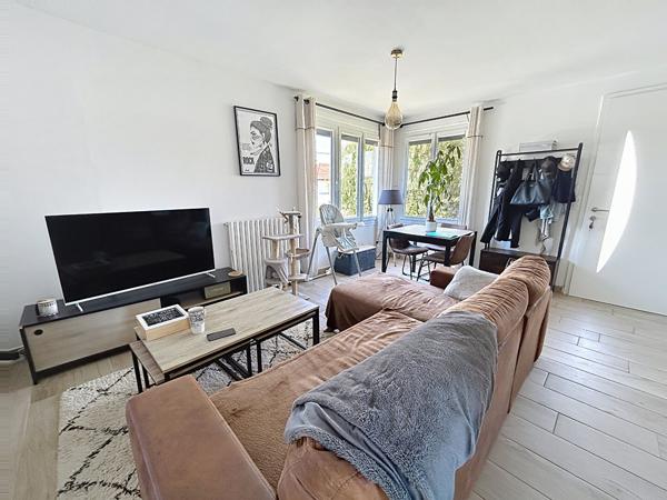 Maison rénovée en 2023 à vendre à Malemort , 2 chambres, sous sol complet, garage, terrain plat, fond d'impasse