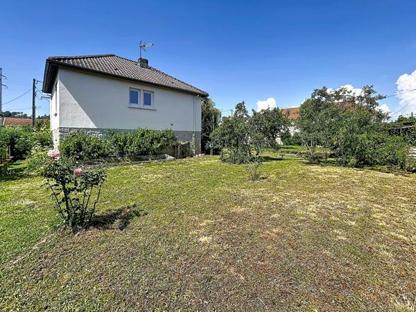 Maison rénovée en 2023 à vendre à Malemort , 2 chambres, sous sol complet, garage, terrain plat, fond d'impasse