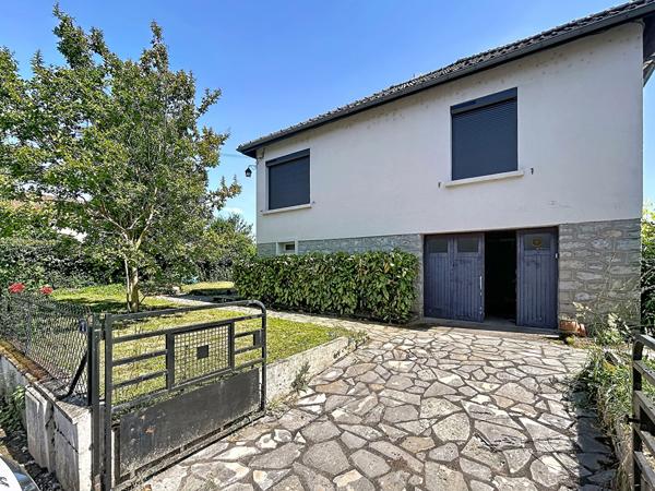 Maison rénovée en 2023 à vendre à Malemort , 2 chambres, sous sol complet, garage, terrain plat, fond d'impasse