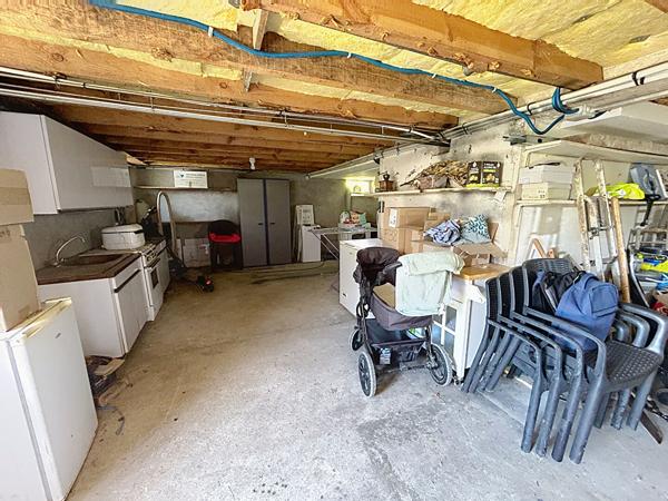 Maison rénovée en 2023 à vendre à Malemort , 2 chambres, sous sol complet, garage, terrain plat, fond d'impasse
