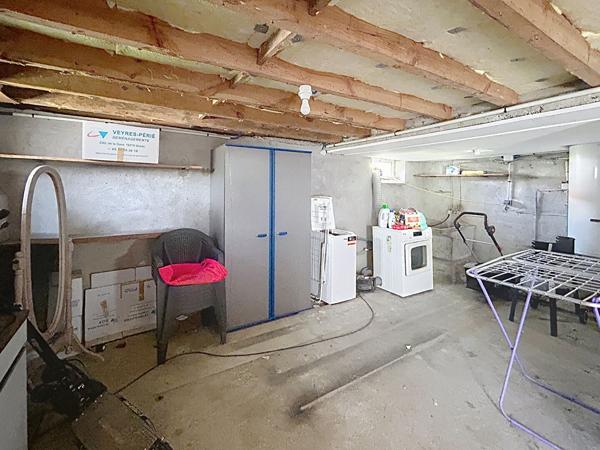 Maison rénovée en 2023 à vendre à Malemort , 2 chambres, sous sol complet, garage, terrain plat, fond d'impasse