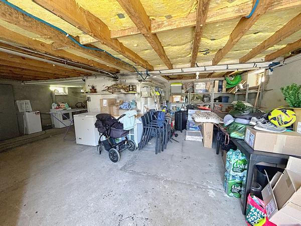Maison rénovée en 2023 à vendre à Malemort , 2 chambres, sous sol complet, garage, terrain plat, fond d'impasse