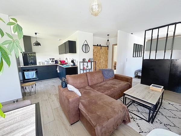Maison rénovée en 2023 à vendre à Malemort , 2 chambres, sous sol complet, garage, terrain plat, fond d'impasse