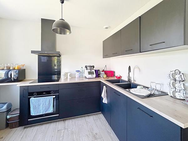 Maison rénovée en 2023 à vendre à Malemort , 2 chambres, sous sol complet, garage, terrain plat, fond d'impasse